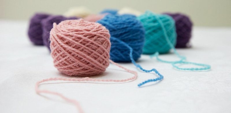 Wollknäuel in verschiedenen Farben